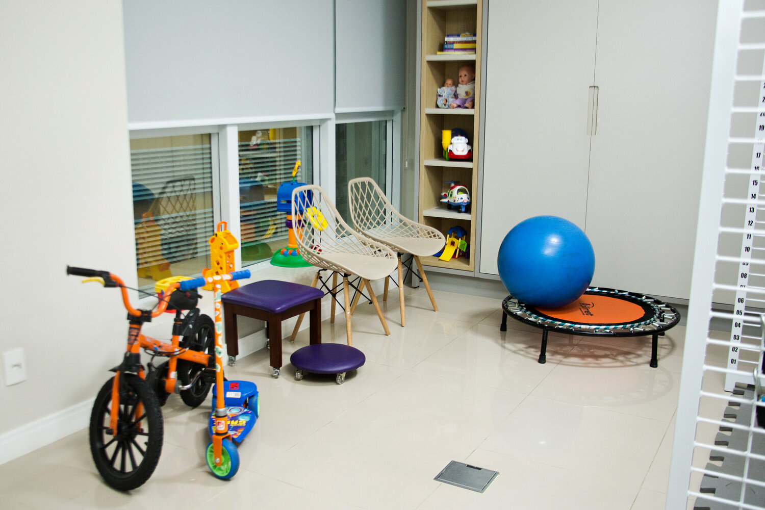 Sala de atividades da Neuro Sensus com brinquedos e bicicleta